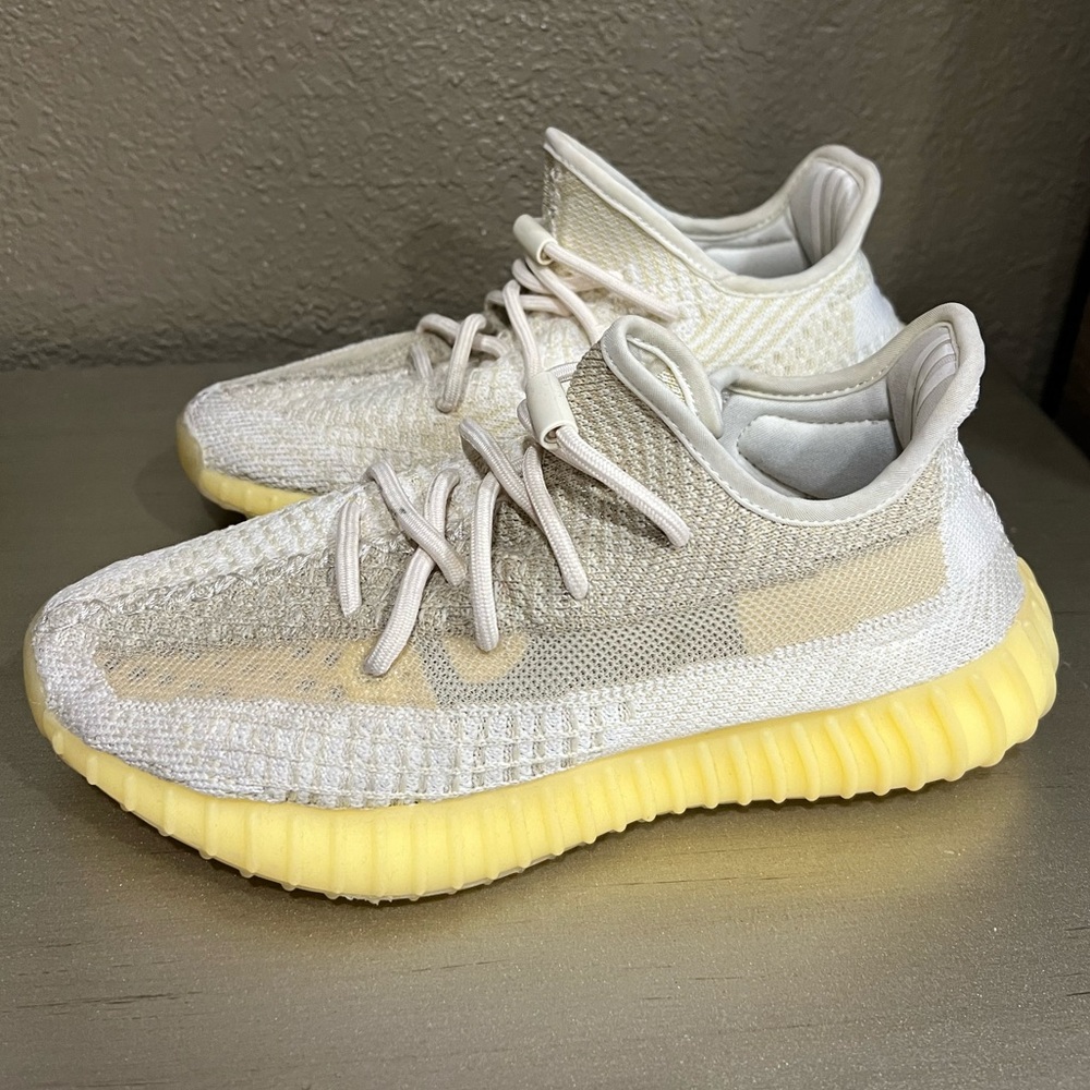 Yeezy Boost 350 V2 
Women’s size 8
Men size 6 1/2